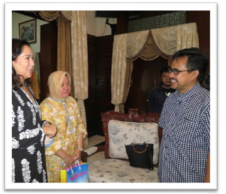 Pak Ikhsan chatting to Ibu Risma and Kartika